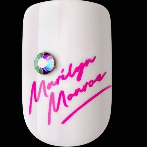 Kiss X Marilyn Monroe Limited Edition Lashes & Nail Set - Picture 10 of 11